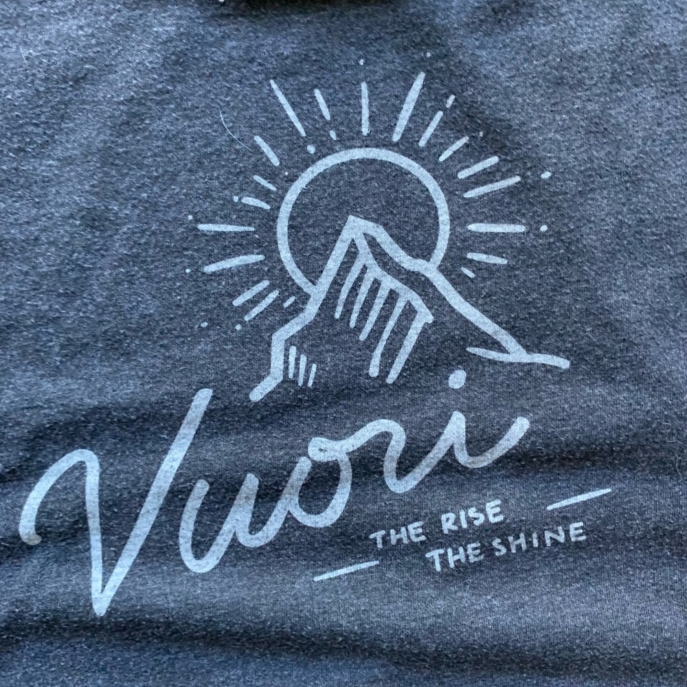 Men’s Vuori graphic t-shirt charcoal gray Medium